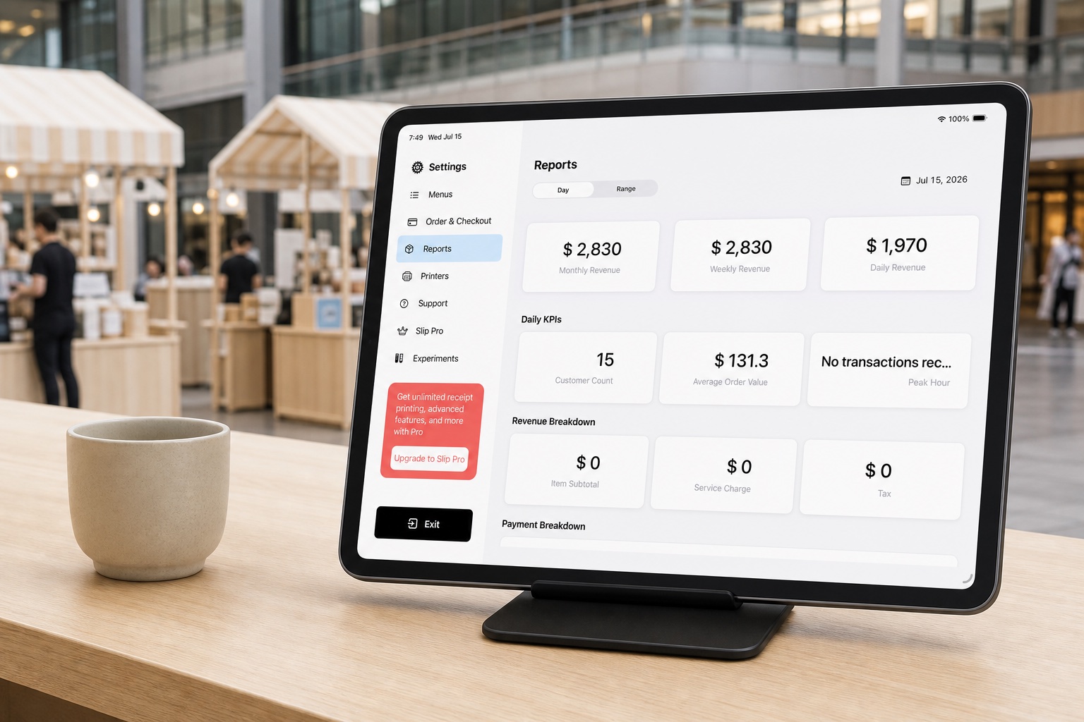 屋内マーケットの閉店時に、iPad へ実際の Slip POS レポート画面が表示されている様子